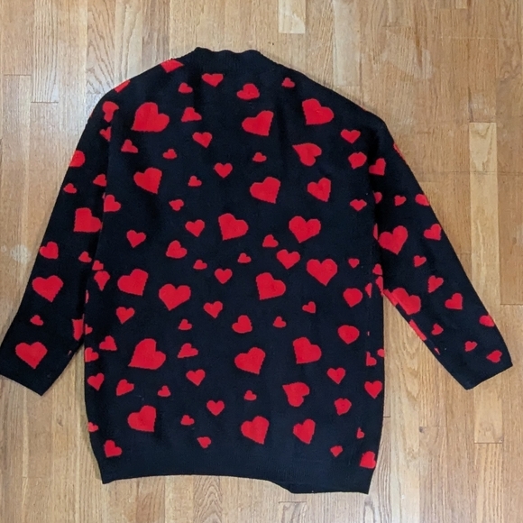 Magnolia Place Plus Size Heart Cardigan 🖤❤️ One Size Cozy Statement Sweater - Picture 8 of 8